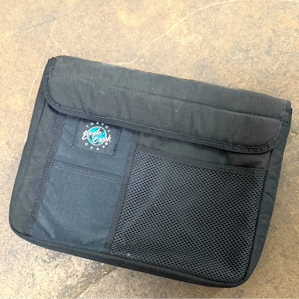 Eagle Creek black padded laptop case pouch with pockets - great condition